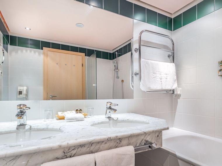 Hotel-Karnerhof-Faaker-See-Kaernten-Zimmer-Standard-Bad-Marmor.jpg