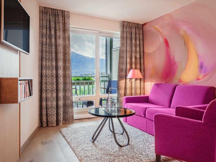 Vier-Sterne-Hotel-Karnerhof-Faaker-See-Kaernten-Standard-Zimmer-Sitzecke.jpg
