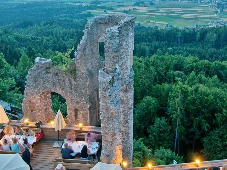 hotel-karnerhof-faaker-see-region-abendessen-auf-burgarena-finkenstein.jpg