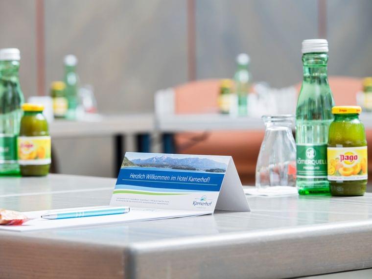 Tavolo per conferenze all'Hotel Karnerhof con bevande, penna e biglietto di benvenuto