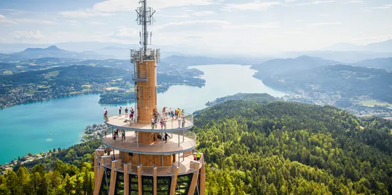 Holzturm Pyramidenkogel mit Panoramablick auf den Wörthersee und umliegende Waldlandschaft