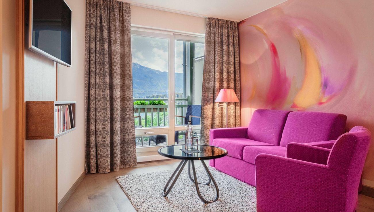 Vier-Sterne-Hotel-Karnerhof-Faaker-See-Kaernten-Standard-Zimmer-Sitzecke.jpg