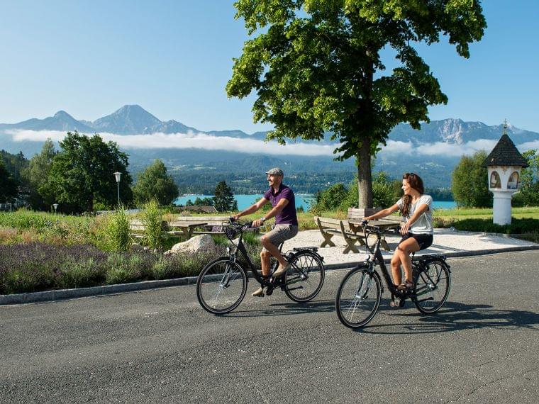 hotel-karnerhof-kaernten-aktiv-mann-und-frau-beim-radeln.jpg