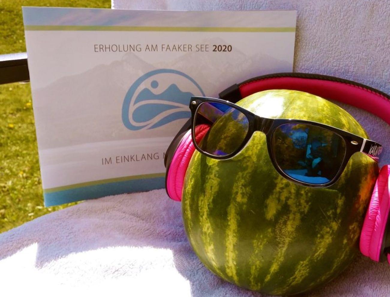 Wassermelone mit Sonnenbrille und Kopfhörern vor Faaker See 2020 Broschüre