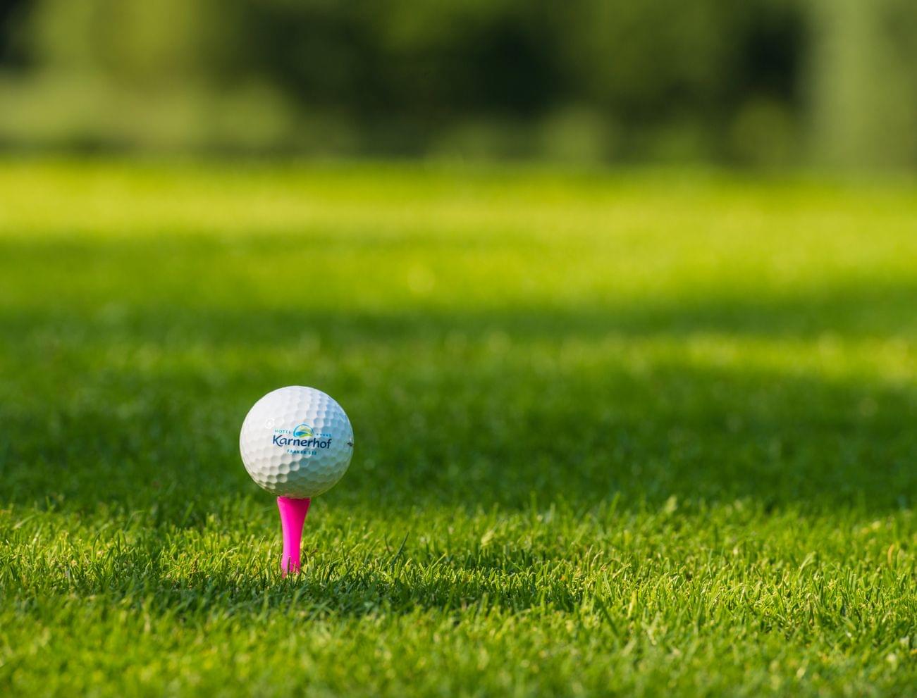 hotel-karnerhof-oesterreich-golf-golfball-auf-tee.jpg