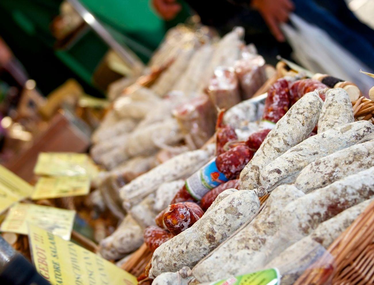 Verschiedene handwerklich hergestellte Wurstspezialitäten auf einem regionalen Marktstand
