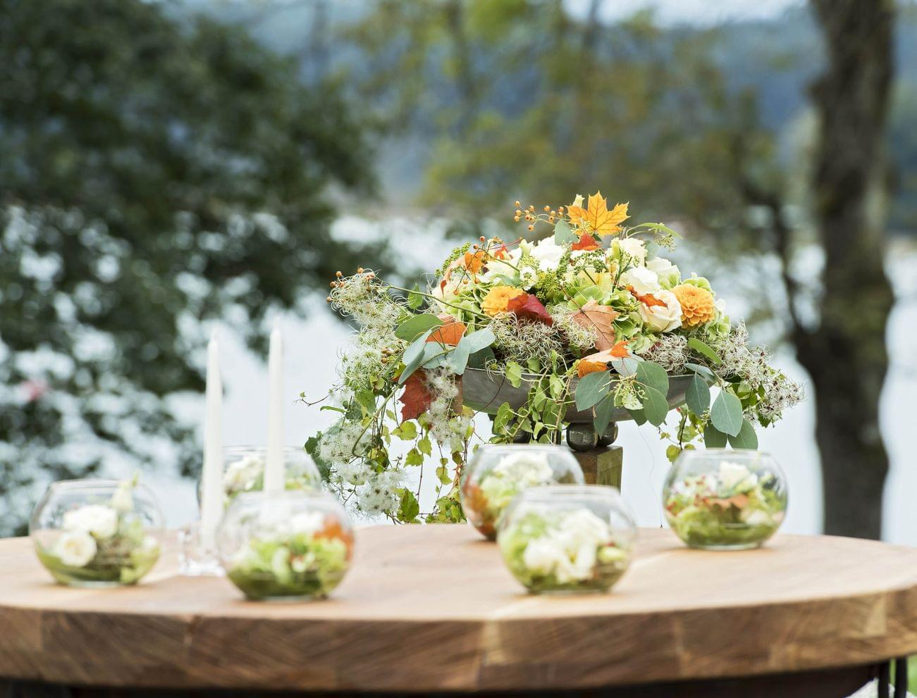 Hotel-Karnerhof-Faaker-See-Kaernten-Heirat-Blumenschmuck-am-See.jpg