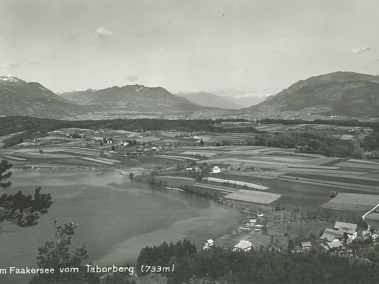 Luftaufnahme von Egg am Faaker See mit Feldern, See und Bergen vom Taborberg auf 733 Metern