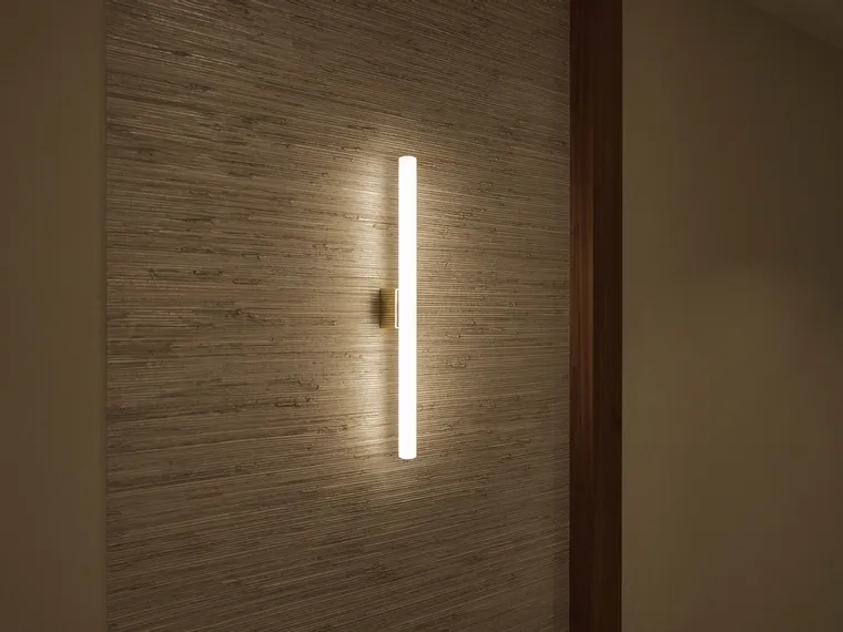 Moderne vertikale Wandleuchte mit warmem LED-Licht an strukturierter beiger Wand