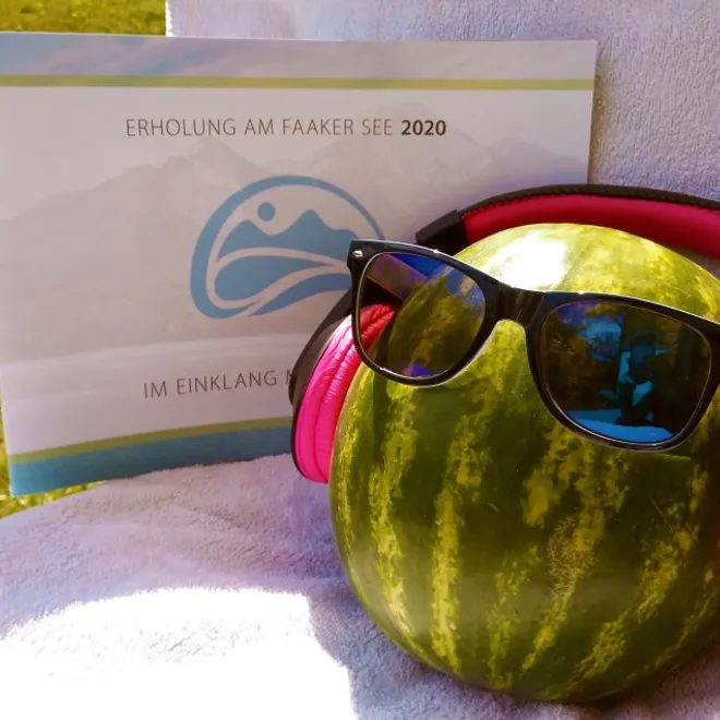 Wassermelone mit Sonnenbrille und Kopfhörern vor Faaker See 2020 Broschüre