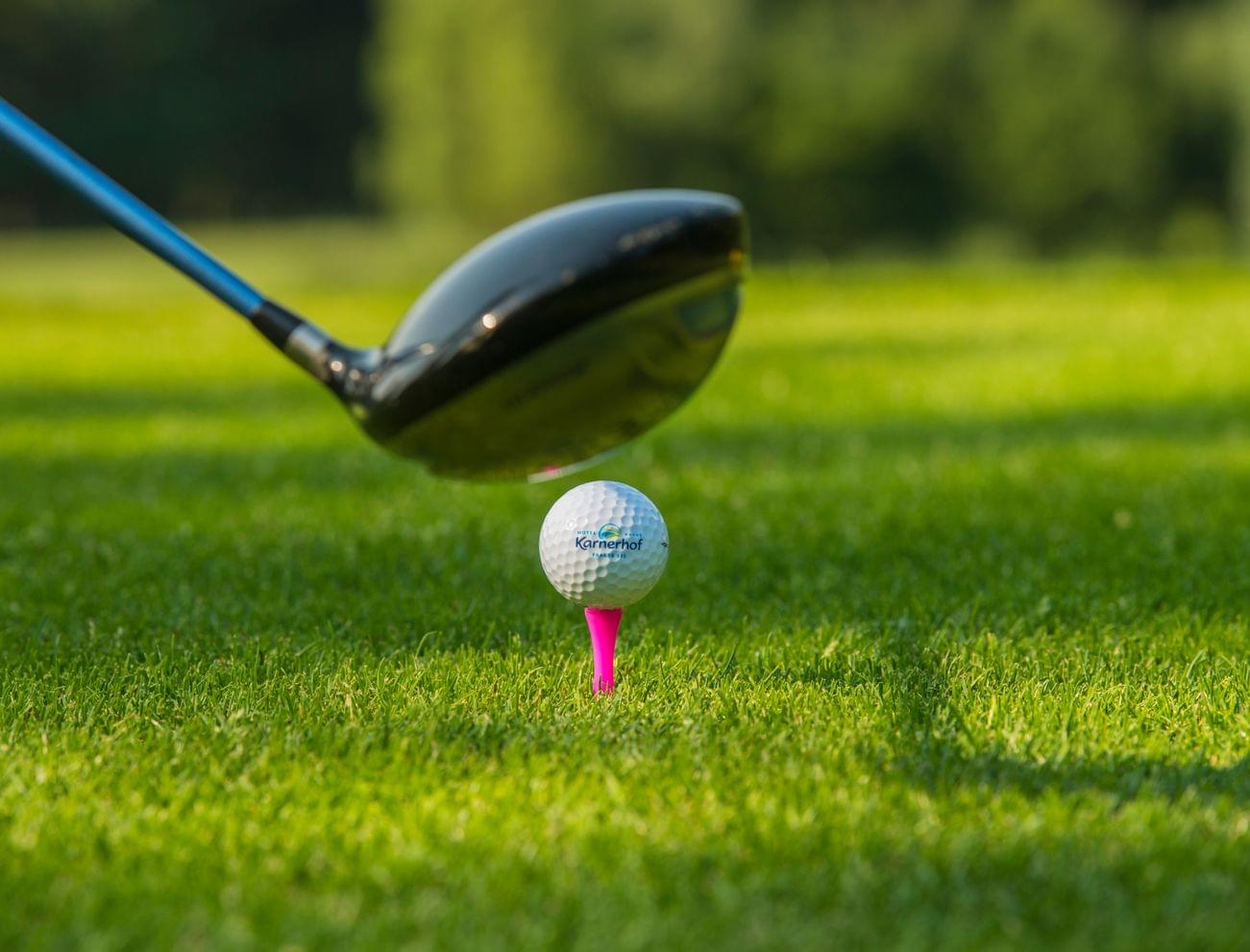vier-sterne-hotel-karnerhof-oesterreich-golfurlaub-detail-mit-golfschlaeger-und-golfball.jpg