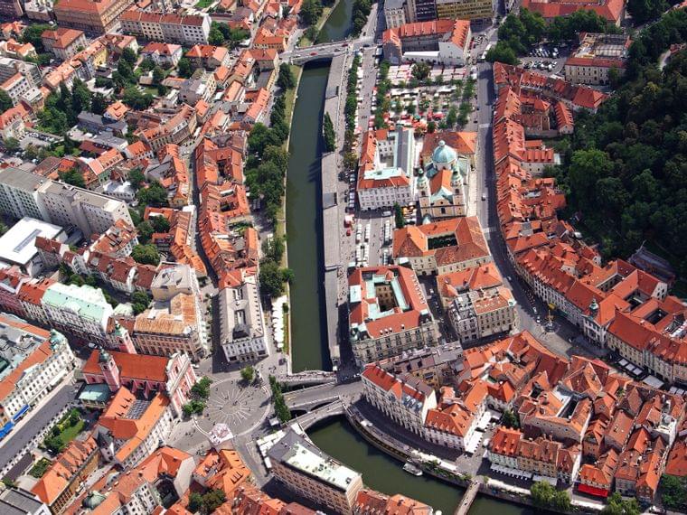 Veduta aerea del centro storico di Lubiana con tetti rossi e il fiume Ljubljanica in estate