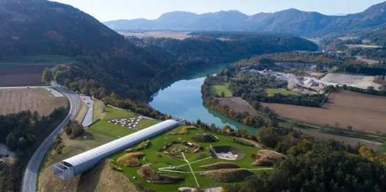 Luftaufnahme des Timmelsjoch Pass Museums mit moderner Architektur und umliegendem Flusstal