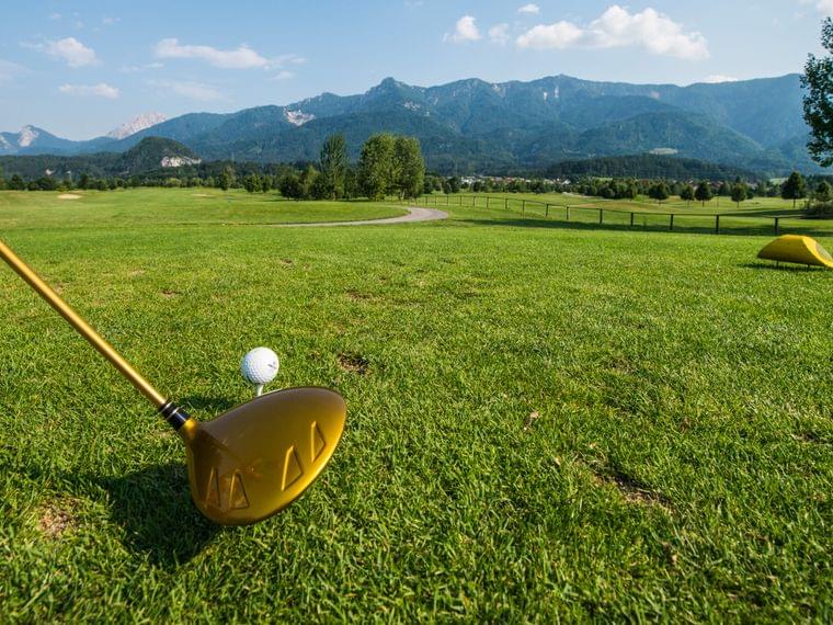 hotel-karnerhof-faaker-see-golfurlaub-abschlag-im-golfclub-schloss-finkenstein.jpg
