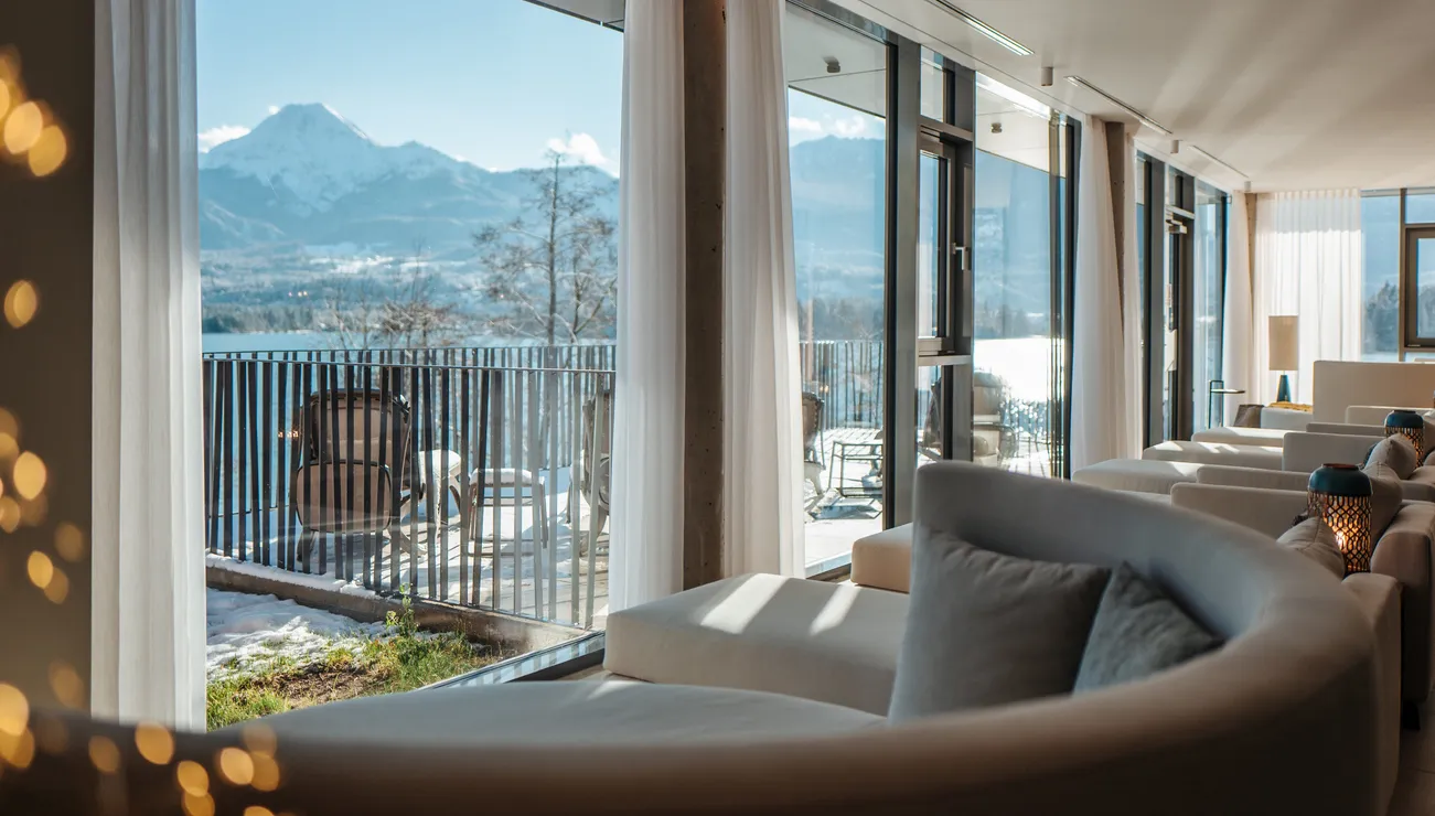 Moderner Loungebereich mit Bergblick durch große Panoramafenster