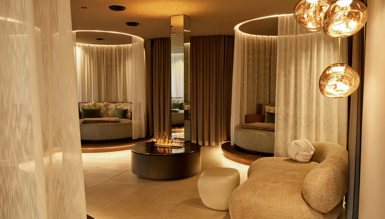 Luxuriöser Spa-Loungebereich mit runden Sitzecken, stimmungsvoller Beleuchtung und modernem Design