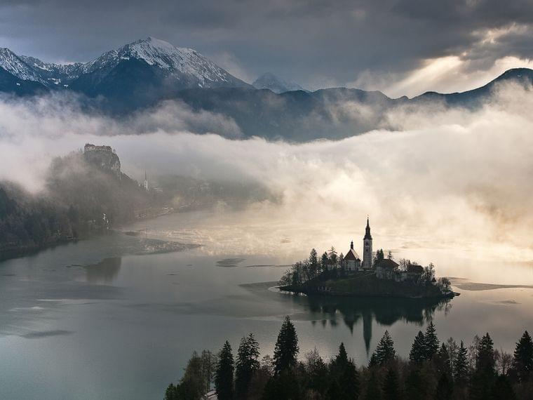 hotel-karnerhof-faaker-see-slowenien-bleder-see-mit-insel-im-nebel.jpg