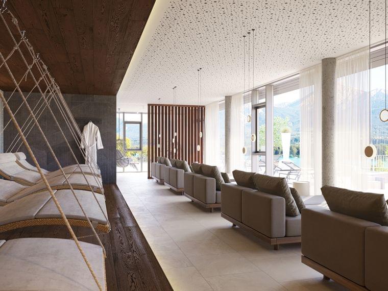 Moderner Spa-Ruheraum mit Hängeliegen und Bergblick durch große Fenster