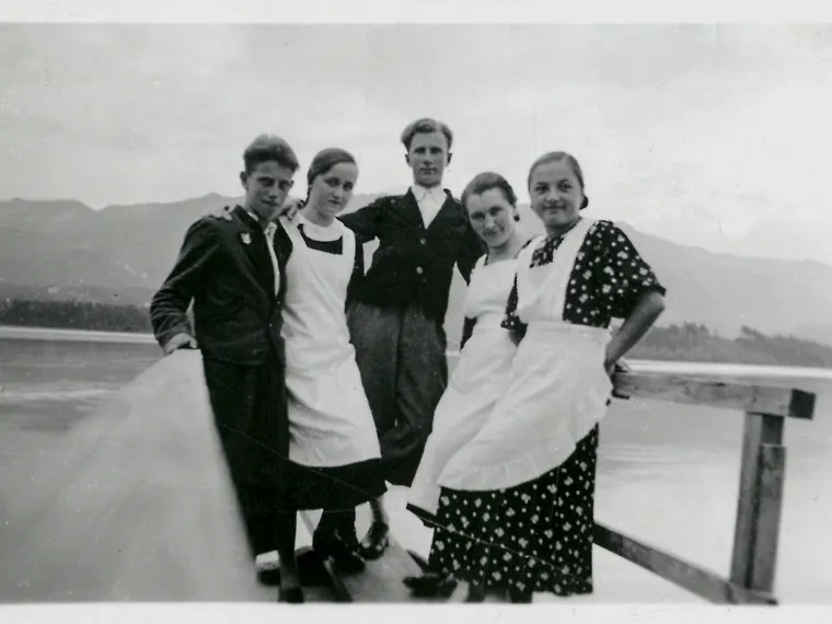 Vintage-Foto von fünf jungen Erwachsenen in Tracht auf einem Steg am See