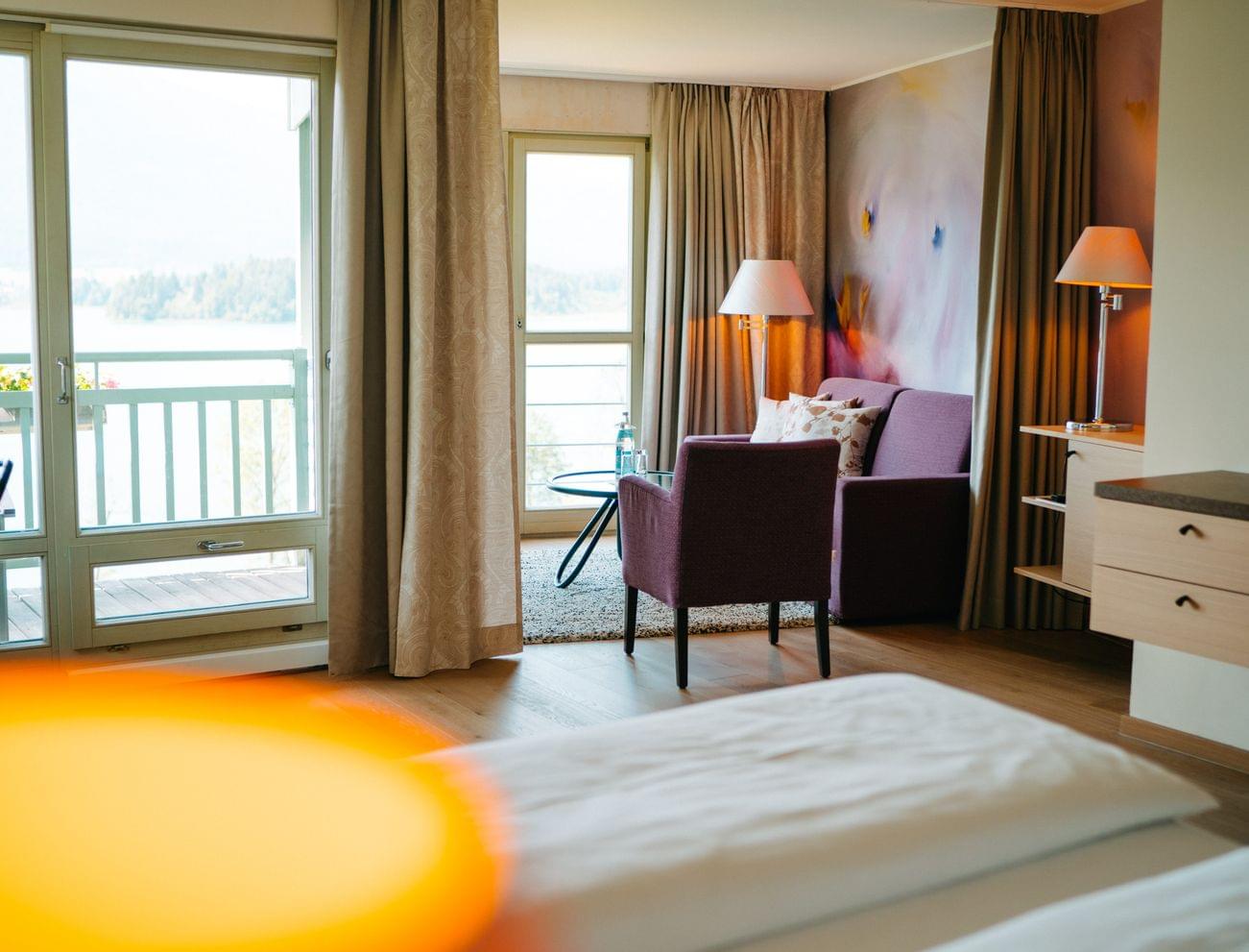 Hotel-Karnerhof-Faaker-See-OEsterreich-Zimmer-Suiten-Studio-Mittagskogel-Bett.jpg