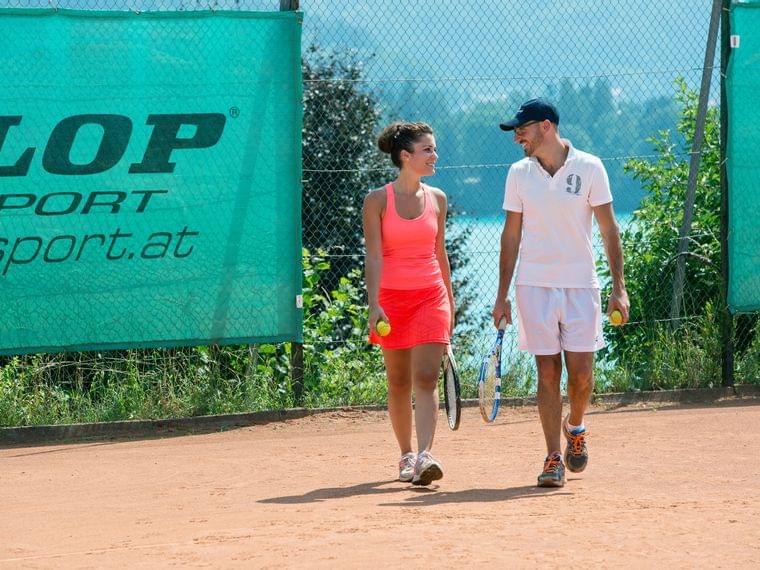 hotel-karnerhof-oesterreich-aktivurlaub-mann-und-frau-am-tennisplatz.jpg