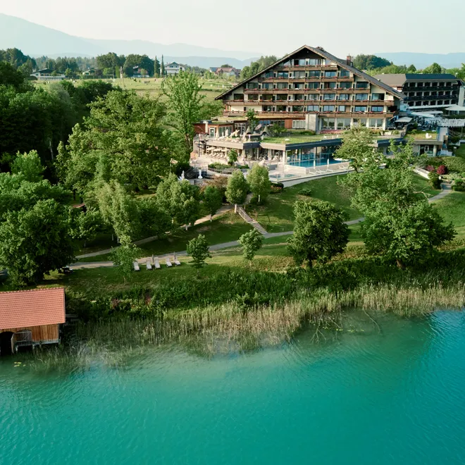 Luxuriöses Hotel am See, umgeben von Wald und Bergen mit privatem Steg am türkisfarbenen Wasser