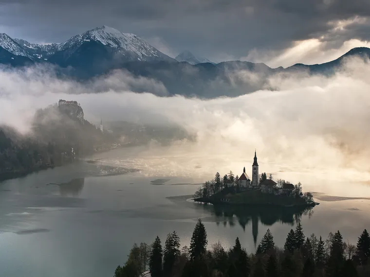 hotel-karnerhof-faaker-see-slowenien-bleder-see-mit-insel-im-nebel.jpg