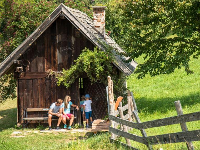 vier-sterne-hotel-karnerhof-faaker-see-oesterreich-wandern-familie-bei-huette.jpg