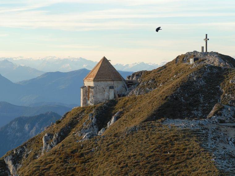 vier-sterne-hotel-karnerhof-faaker-see-oesterreich-wandern-dobratsch-kirche-gipfelkreuz.jpg