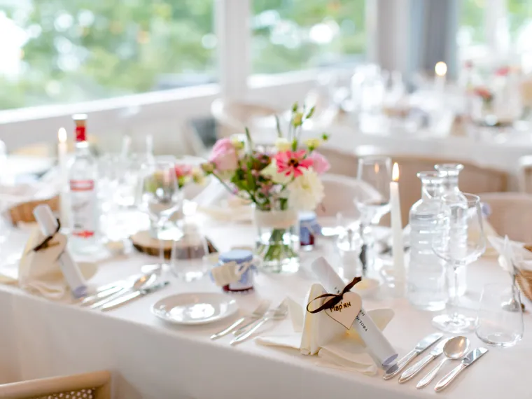 Hotel-Karnerhof-Faaker-See-Kaernten-Heiraten-gedeckter-Hochzeitstisch.jpg