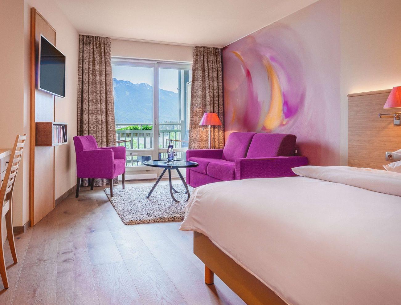 Hotel-Karnerhof-Faaker-See-Oesterreich-Zimmer-Standard-Spiegel-Sitzecke-Blick.jpg