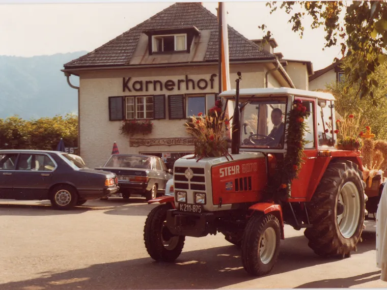 Geschmückter Steyr 8070 Traktor vor dem Karnerhof bei einem Festumzug
