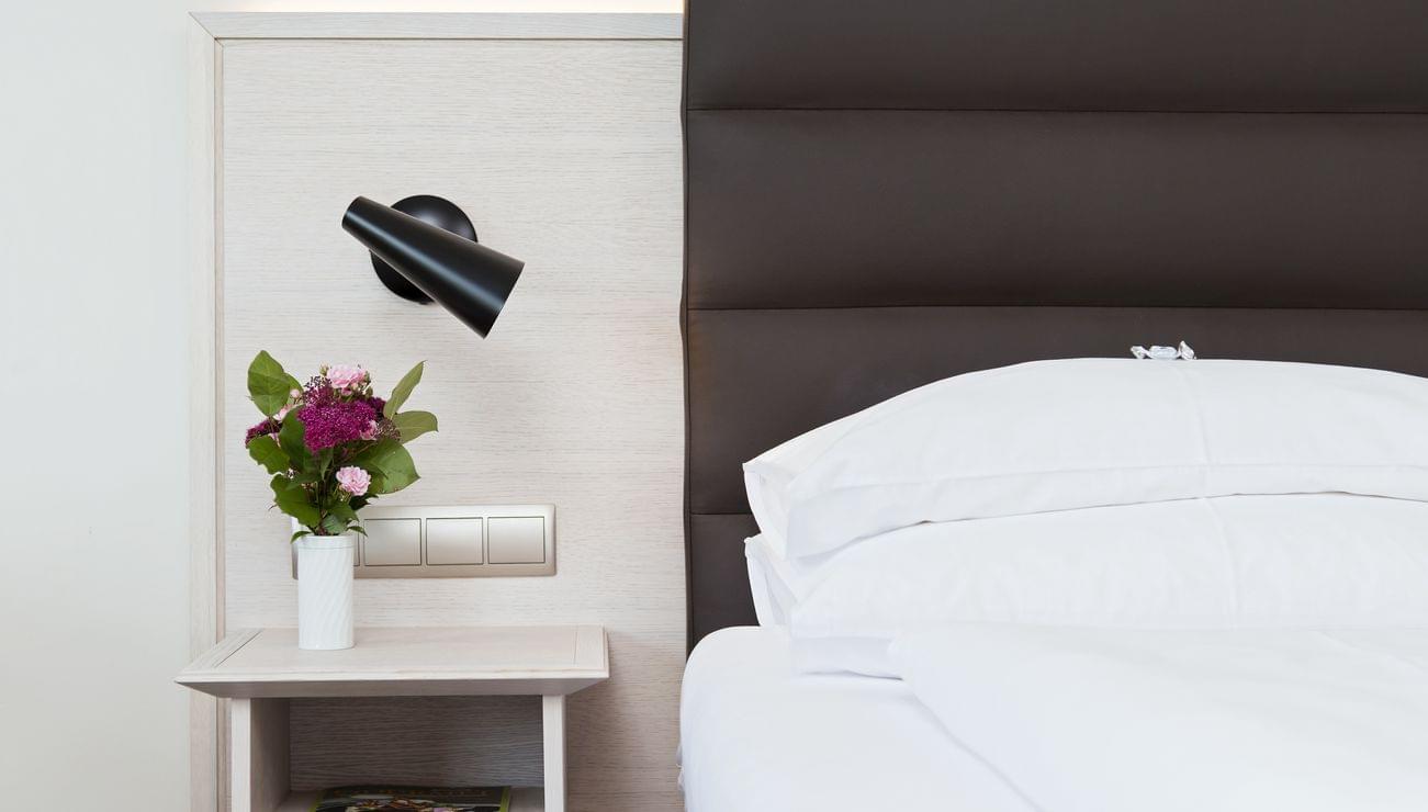 Hotel-Karnerhof-Faaker-See-OEsterreich-Economy-Zimmer-Detail-Bett.jpg