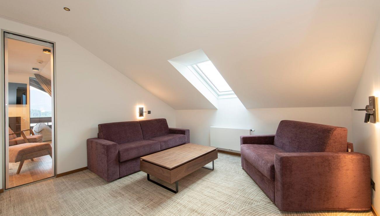 Vier-Sterne-Hotel-Karnerhof-Faaker-See-Kaernten-Panoramasuite-Zweitschlafzimmer-Sofas.jpg