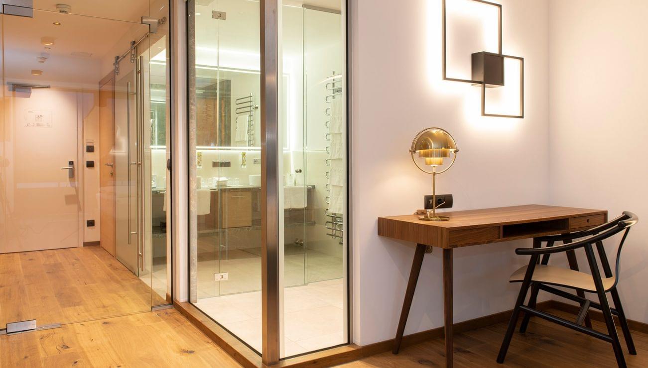 Hotel-Karnerhof-Faaker-See-OEsterreich-Panoramasuite-Badezimmer-Tisch.jpg