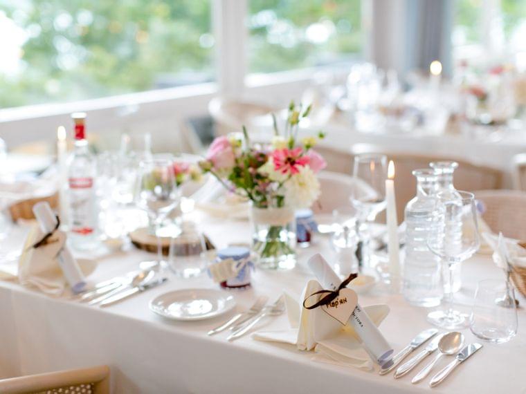 Hotel-Karnerhof-Faaker-See-Kaernten-Heiraten-gedeckter-Hochzeitstisch.jpg