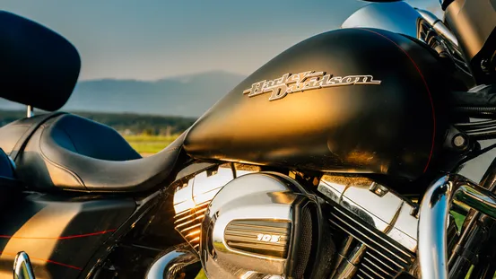 Nahaufnahme eines schwarzen Harley-Davidson-Motorrads mit Chrommotor im Sonnenlicht