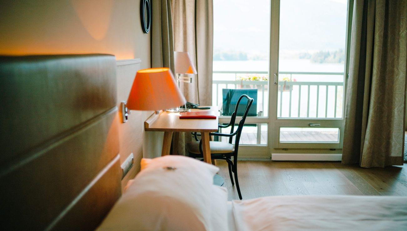 Hotel-Karnerhof-Faaker-See-Kaernten-Zimmer-Suiten-Unterkunft-Studio-Mittagskogel-Blick-Balkon.jpg
