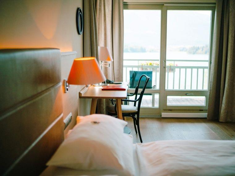 Hotel-Karnerhof-Faaker-See-Kaernten-Zimmer-Suiten-Unterkunft-Studio-Mittagskogel-Blick-Balkon.jpg