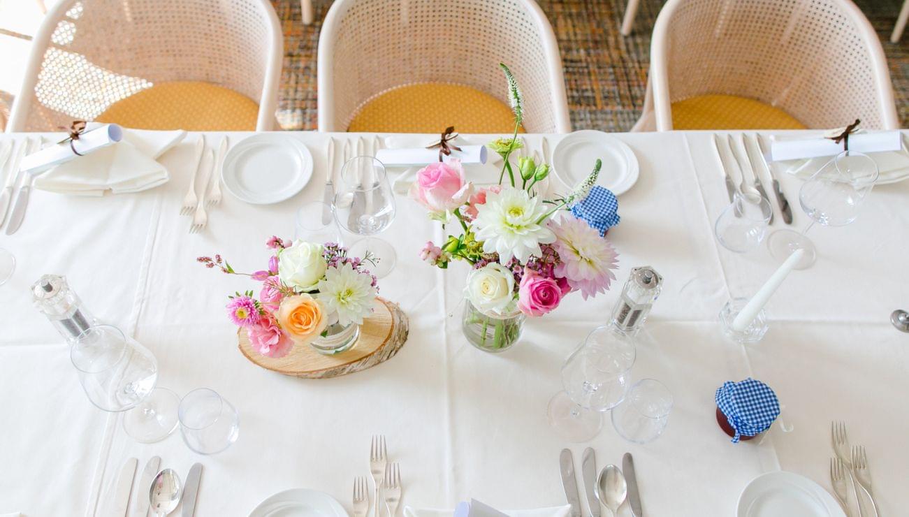Hotel-Karnerhof-Faaker-See-OEsterreich-Hochzeit-Hochzeitstisch-mit-Blumen.jpg