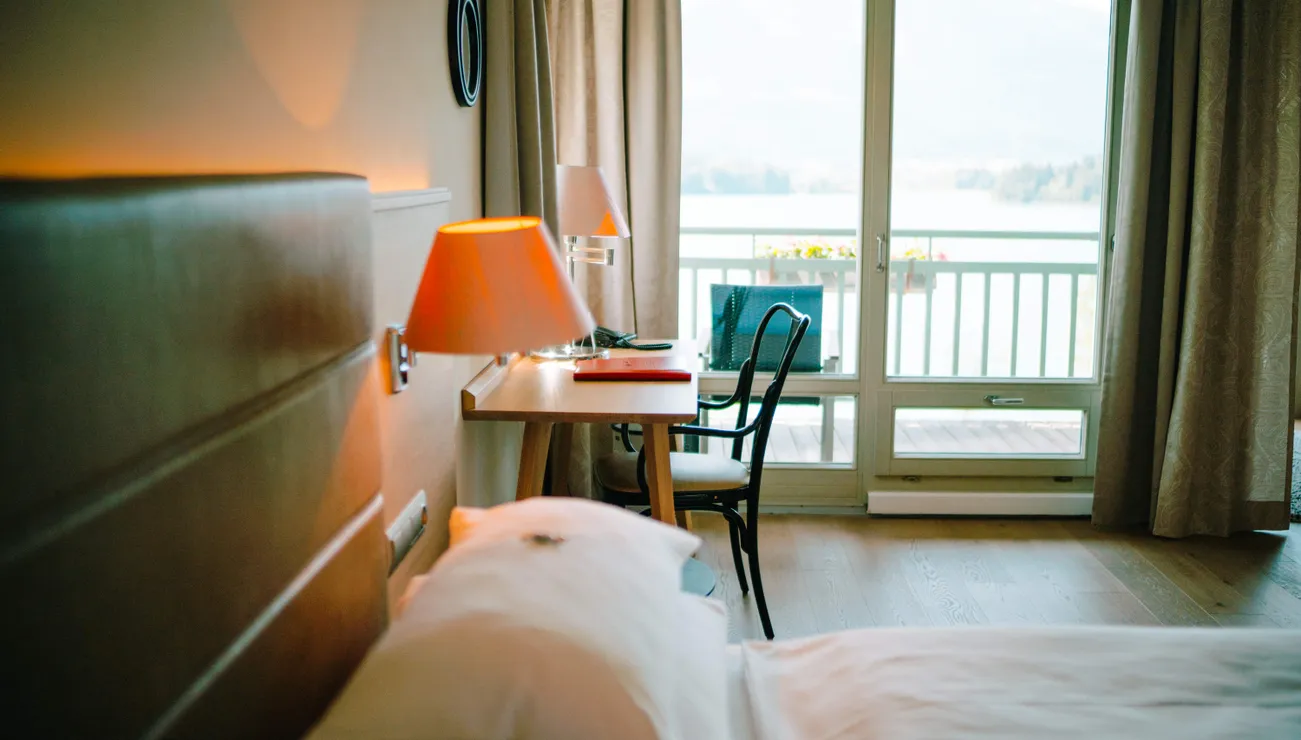 Hotel-Karnerhof-Faaker-See-Kaernten-Zimmer-Suiten-Unterkunft-Studio-Mittagskogel-Blick-Balkon.jpg