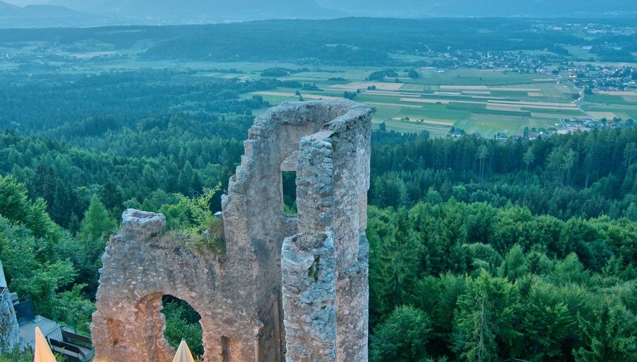 hotel-karnerhof-faaker-see-region-abendessen-auf-burgarena-finkenstein.jpg
