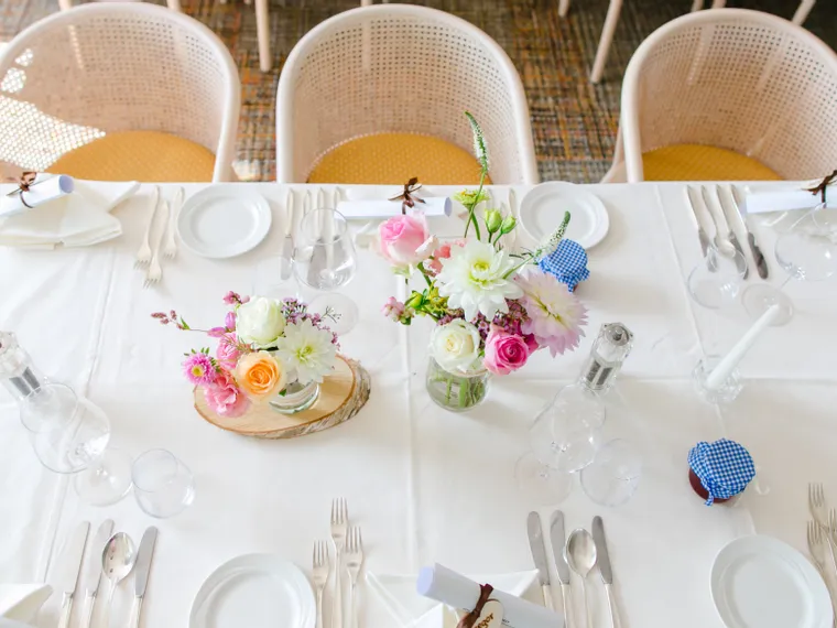 Hotel-Karnerhof-Faaker-See-OEsterreich-Hochzeit-Hochzeitstisch-mit-Blumen.jpg