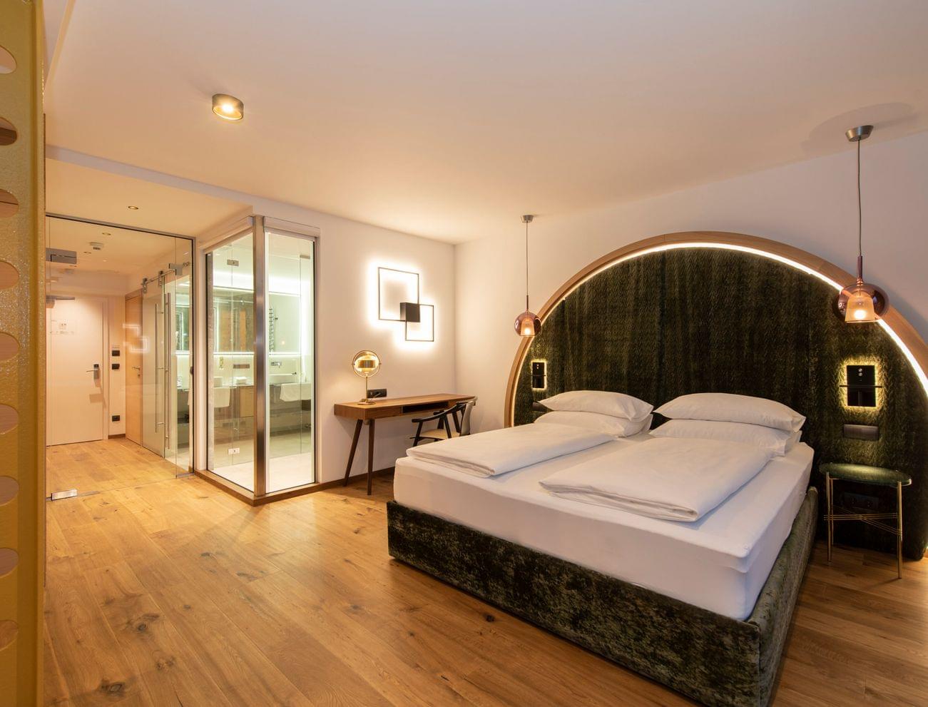 Vier-Sterne-Hotel-Karnerhof-Faaker-See-Kaernten-Panoramasuite-Hauptschlafzimmer.jpg