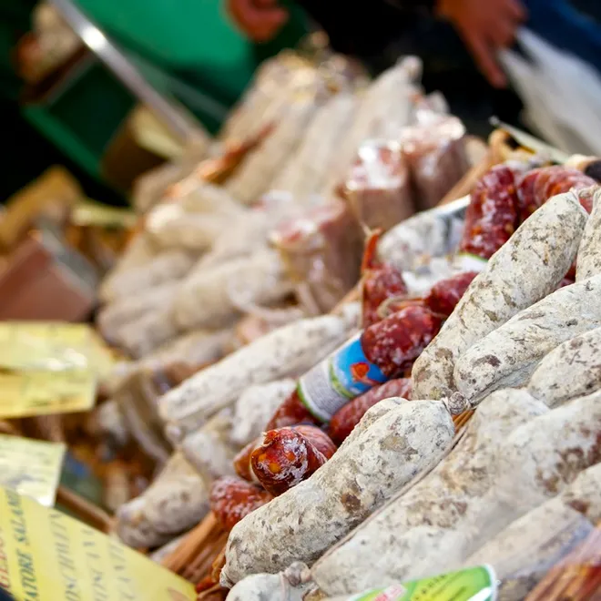 Verschiedene handwerklich hergestellte Wurstspezialitäten auf einem regionalen Marktstand