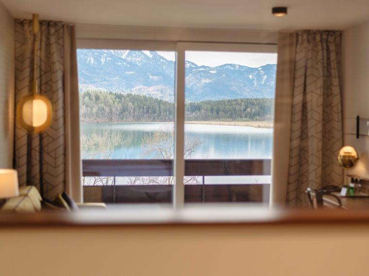 Hotelzimmer mit Balkon und Blick auf See, Wald und Berge